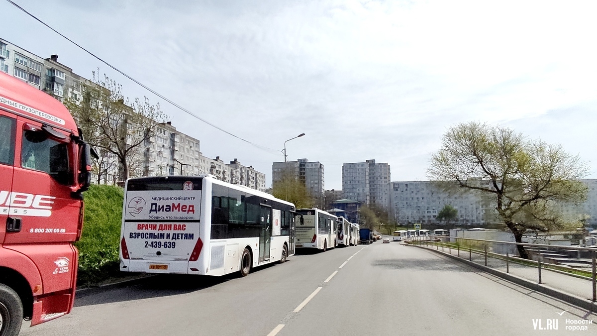 Переработка и маленькая зарплата или попытка шантажа: почему автобусы во  Владивостоке устроили забастовку – Новости Владивостока на VL.ru