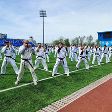 400 кудоистов провели тренировку в честь Дня Победы во Владивостоке