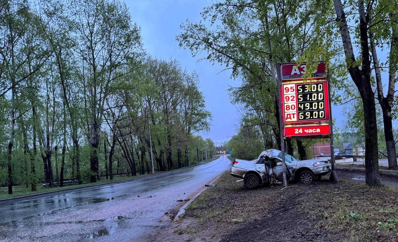 В щит АЗС врезалась молодая пара на Toyota Carina в Хабаровске (ФОТО) —  Новости Хабаровска