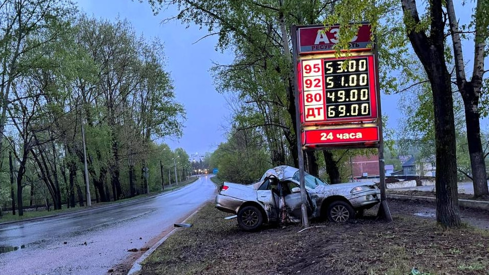 В щит АЗС врезалась молодая пара на Toyota Carina в Хабаровске (ФОТО)