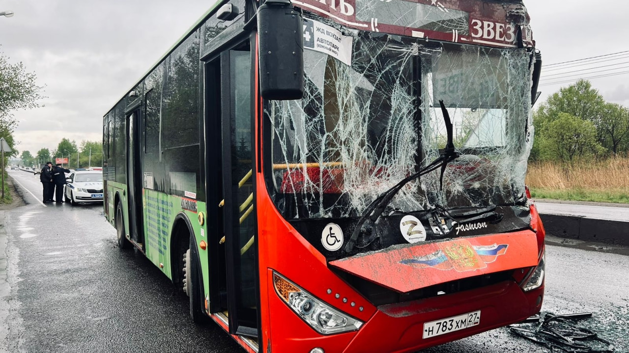 Восемь человек пострадали при столкновении автобуса и грузовика (ФОТО; ОБНОВЛЕНИЕ)