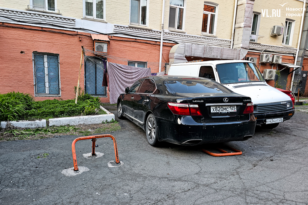 Откидные ограничители парковки под окнами домов во Владивостоке сложно  согласовать, но убрать самовольно установленные будет не проще – Новости  Владивостока на VL.ru