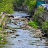 Бородинская. Неизвестно откуда в районе одного из заводов в реку стекает водопад — newsvl.ru