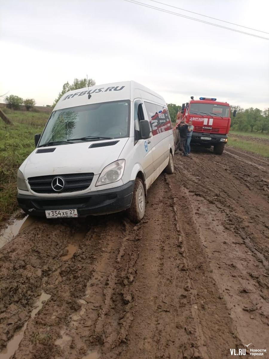 В Приморье автобус с пассажирами застрял в грязи (ФОТО) – Новости  Владивостока на VL.ru