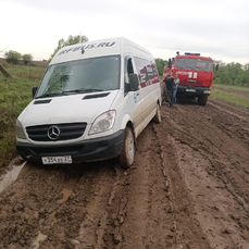 В Приморье автобус с пассажирами застрял в грязи 