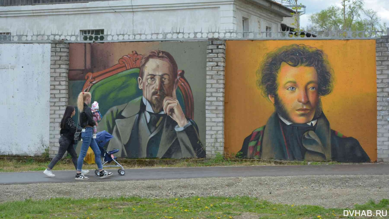 Хабаровский художник нарисовал Пушкина и Чехова в Биробиджане (ФОТО)