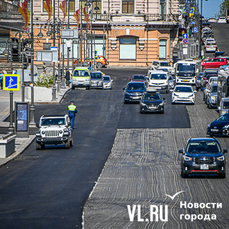В центре Владивостока кладут новый асфальт и снимают иллюминацию после парада Победы 