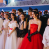 Девушки были в нарядных вечерних платьях, юноши – в парадной военной форме или строгих костюмах — newsvl.ru