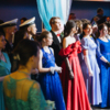 Многие девушки для нарядов выбирали фасоны, соответствующие эпохе XIX века — newsvl.ru