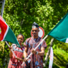 Жители Нигерии и Намибии несут флаги своих стран — newsvl.ru