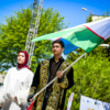 Представители Республики Узбекистан в национальной одежде с флагом своей страны — newsvl.ru