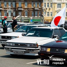 Праворульное долголетие: в центре Владивостока открыли сезон любители японских ретро автомобилей (ФОТО)