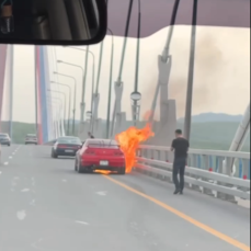 Красный Nissan Skyline загорелся на Русском мосту