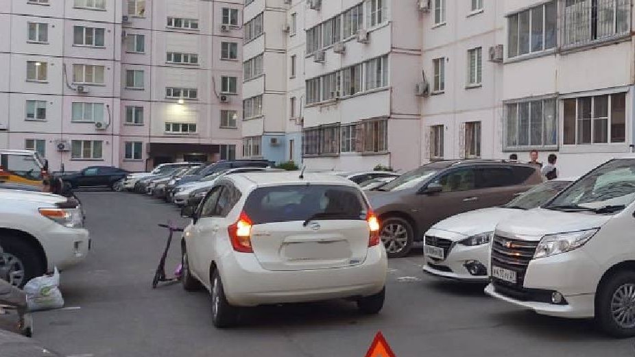 Несовершеннолетнего на самокате сбил Nissan во дворе дома на Вахова (ФОТО)