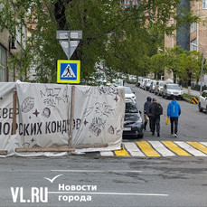 Во Владивостоке началось строительство сквера Приморских кондитеров – тротуары закрыты, на них демонтируют плитку 