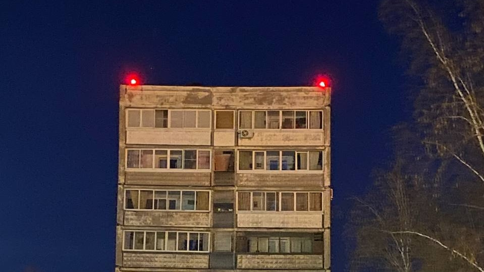 Сигнальные огни установили на многоэтажке на Карла Маркса