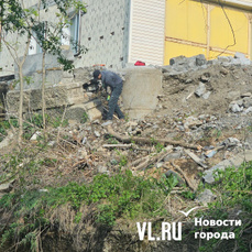 На Адмирала Кузнецова разрушилась одна из подпорных стен рядом с жилым домом, другая опасно накренилась (ФОТО)