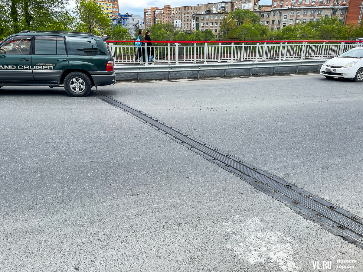 На отремонтированном полгода назад Казанском мосту расходится асфальт у  деформационных швов – Новости Владивостока на VL.ru