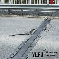 На отремонтированном полгода назад Казанском мосту расходится асфальт у деформационных швов