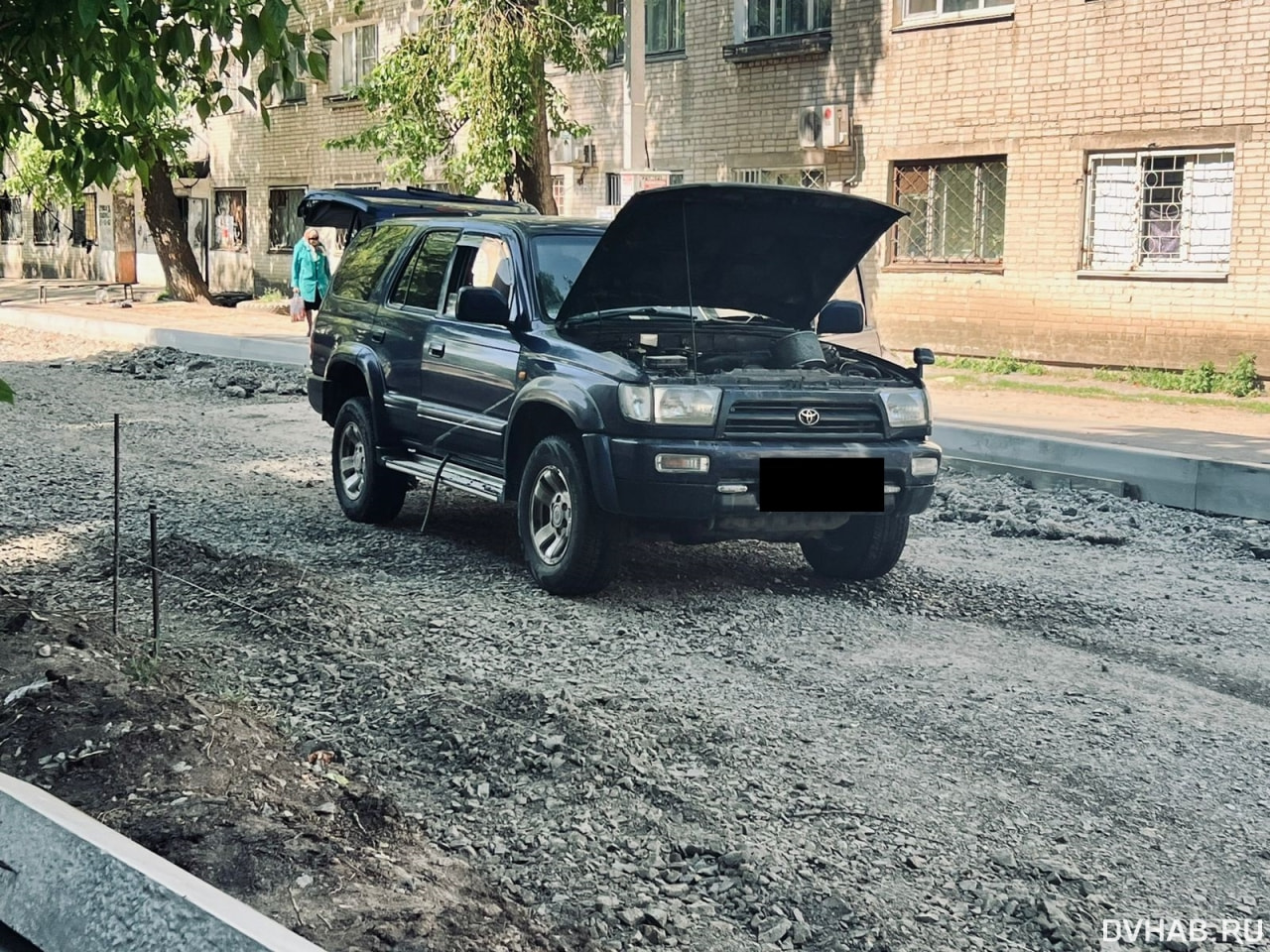 В гигантскую яму провалилась Toyota Hilux Surf на Пятой площадке (ФОТО) —  Новости Хабаровска