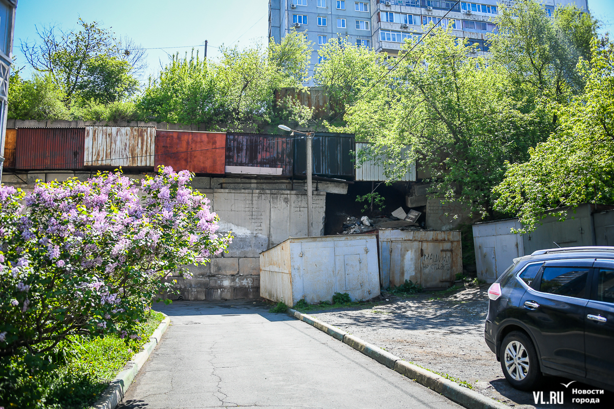 На Третьей Рабочей упала плита подпорной стены и завис в воздухе гараж  (ФОТО) – Новости Владивостока на VL.ru