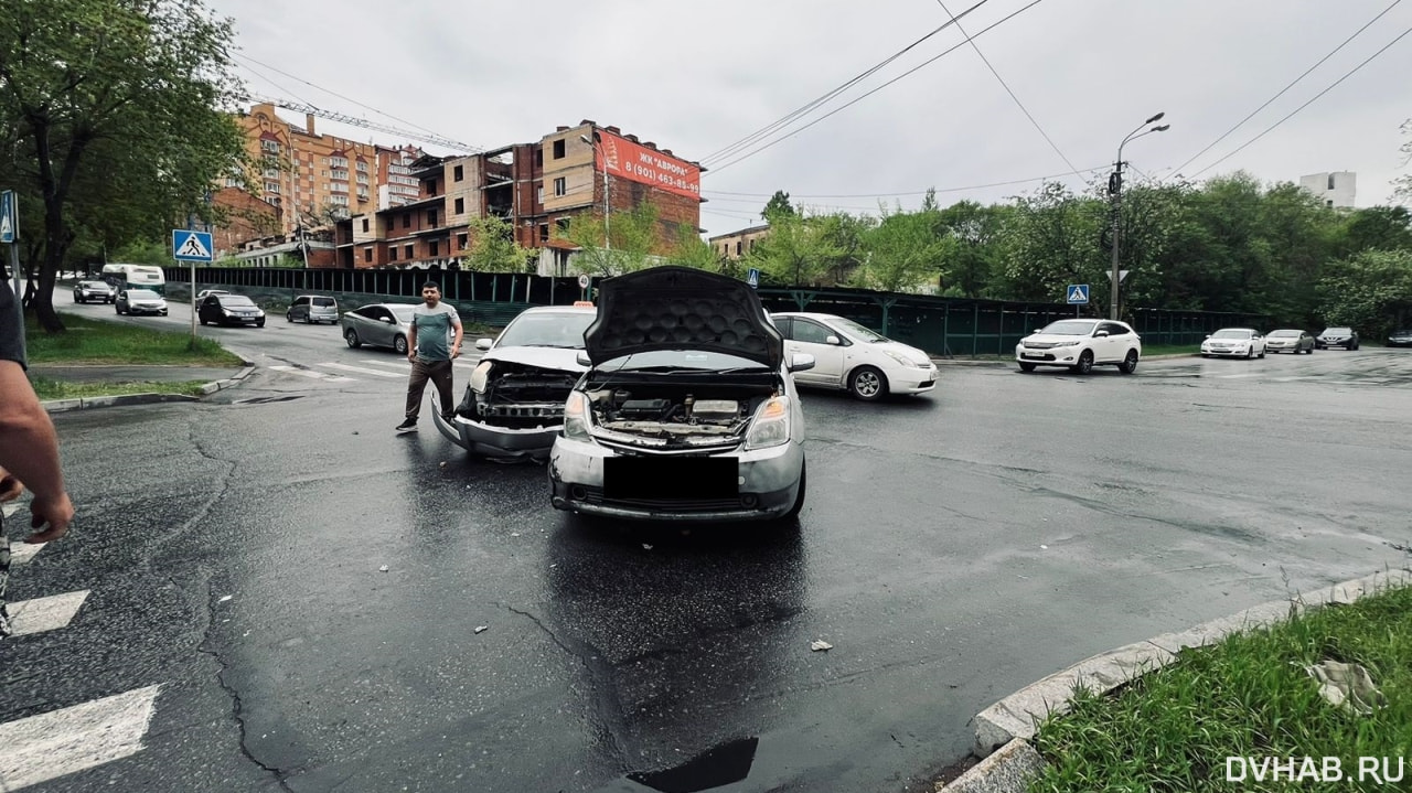 Два автомобиля столкнулись на пересечении Комсомольской и Амурского  бульвара (ФОТО) — Новости Хабаровска