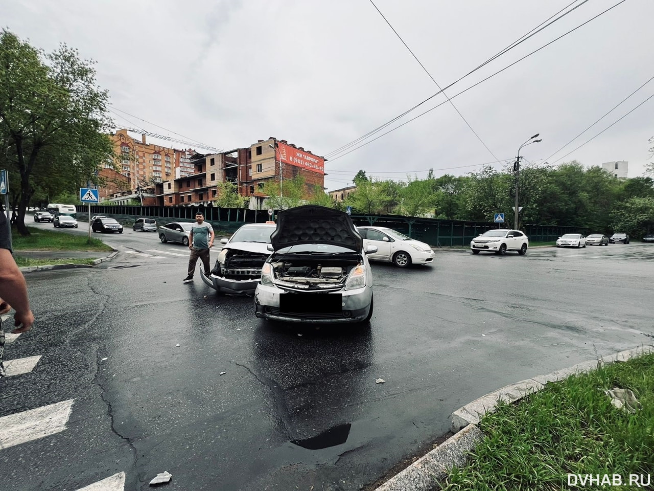 Два автомобиля столкнулись на пересечении Комсомольской и Амурского  бульвара (ФОТО) — Новости Хабаровска