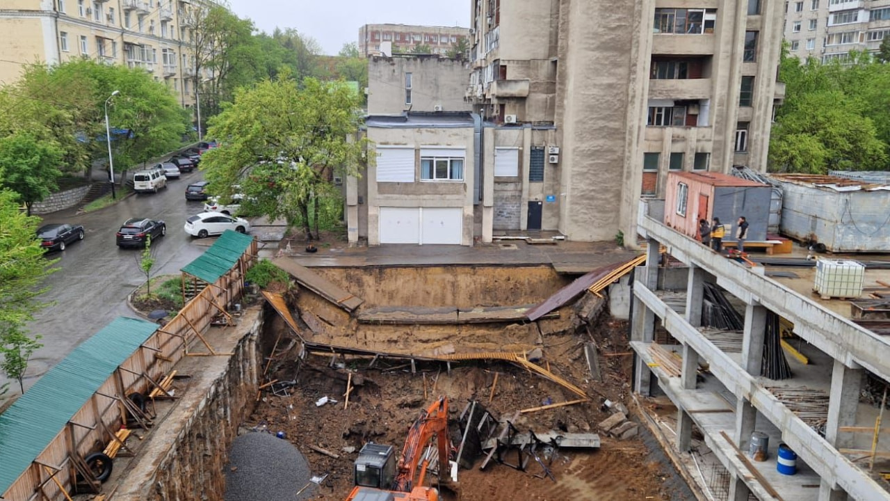 Люди предупреждали: подпорная стена обрушилась из-за стройки на Волочаевской (ФОТО)