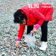 Туристы из Китая снова мешками вывозят разноцветное стекло из бухты Стеклянная 
