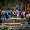 Жители и гости района ждали момента, когда на воду спустят плавучий домик — newsvl.ru