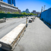 Тротуар широкий, но на нём расставлены бетонные блоки — newsvl.ru