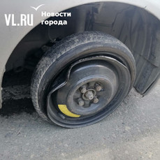На Седанке небольшая яма на средней полосе рвёт колёса выезжающим из Владивостока 