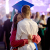 На песне «Надежда» со словами «Люди друг друга любят бесконечно и тепло так» многие пары обнялись — newsvl.ru