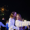 ...и снимали милые видео на фоне ярких вспышек в ночном небе   — newsvl.ru