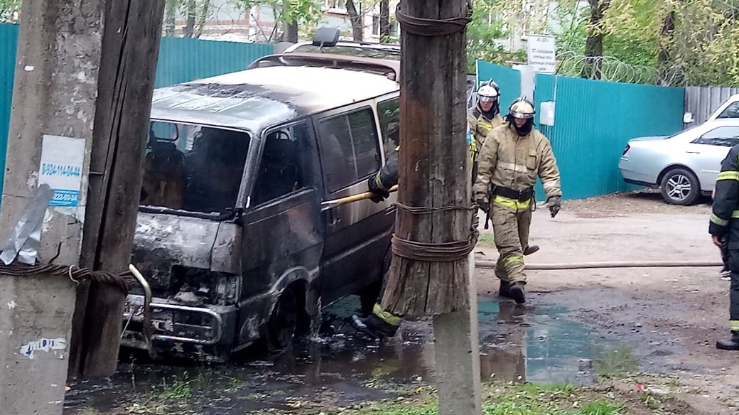 Микроавтобус сгорел на улице Клубной (ФОТО; ВИДЕО)
