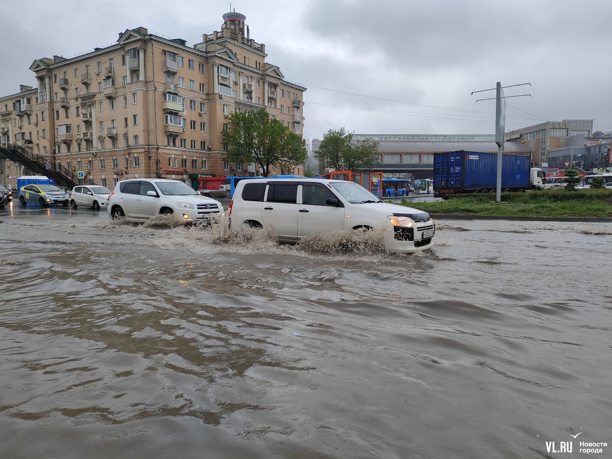 С Луговой откачивают лишнюю воду, а на Батарейной откопали три ливнёвки –  Новости Владивостока на VL.ru