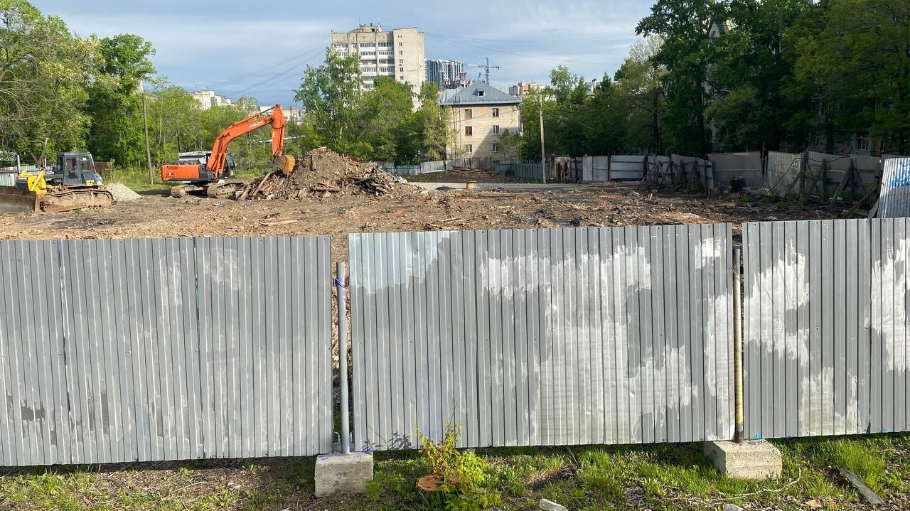 Ради высотки срубили абрикос и забрали часть парковки на Нагишкина (ФОТО) —  Новости Хабаровска