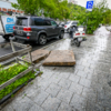 О расколотую бетонную плиту спотыкаются те, кто выходит из припаркованных машин — newsvl.ru