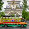 Загадочный жёлтый автобус, появившийся в Адмиральском сквере, оказался передвижным театральным помостом — newsvl.ru