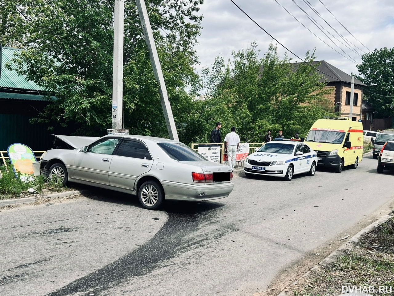 Toyota Mark II протаранила забор частного дома и повредила веранду (ФОТО) —  Новости Хабаровска