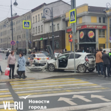 Туркод спас пешеходов: на Семёновской из-за ДТП Toyota Aqua вылетела на тротуар