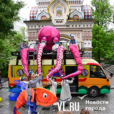 Артисты Театра кукол устроили бесплатное представление на крыше автобуса во Владивостоке (ФОТО)