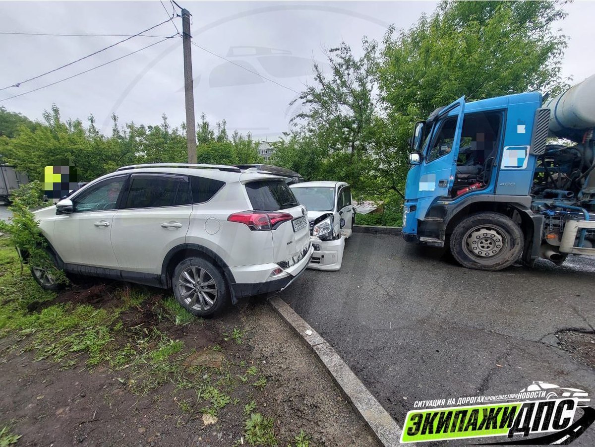 Бетономешалка без водителя повредила семь автомобилей во Владивостоке  (ВИДЕО) – Новости Владивостока на VL.ru