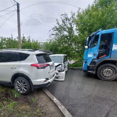 Бетономешалка без водителя повредила семь автомобилей во Владивостоке (ВИДЕО)