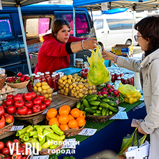 Приморские фермеры продают первый урожай этого года на ярмарке на Жигура во Владивостоке (ФОТО)