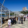На набережной в солнечный день собралось много отдыхающих — newsvl.ru