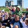Детям веселее, чем взрослым, которым пузыри попадают в лицо — newsvl.ru