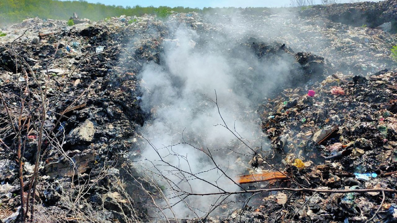 Второй месяц полыхает мусорный полигон в Комсомольске (ФОТО; ВИДЕО)