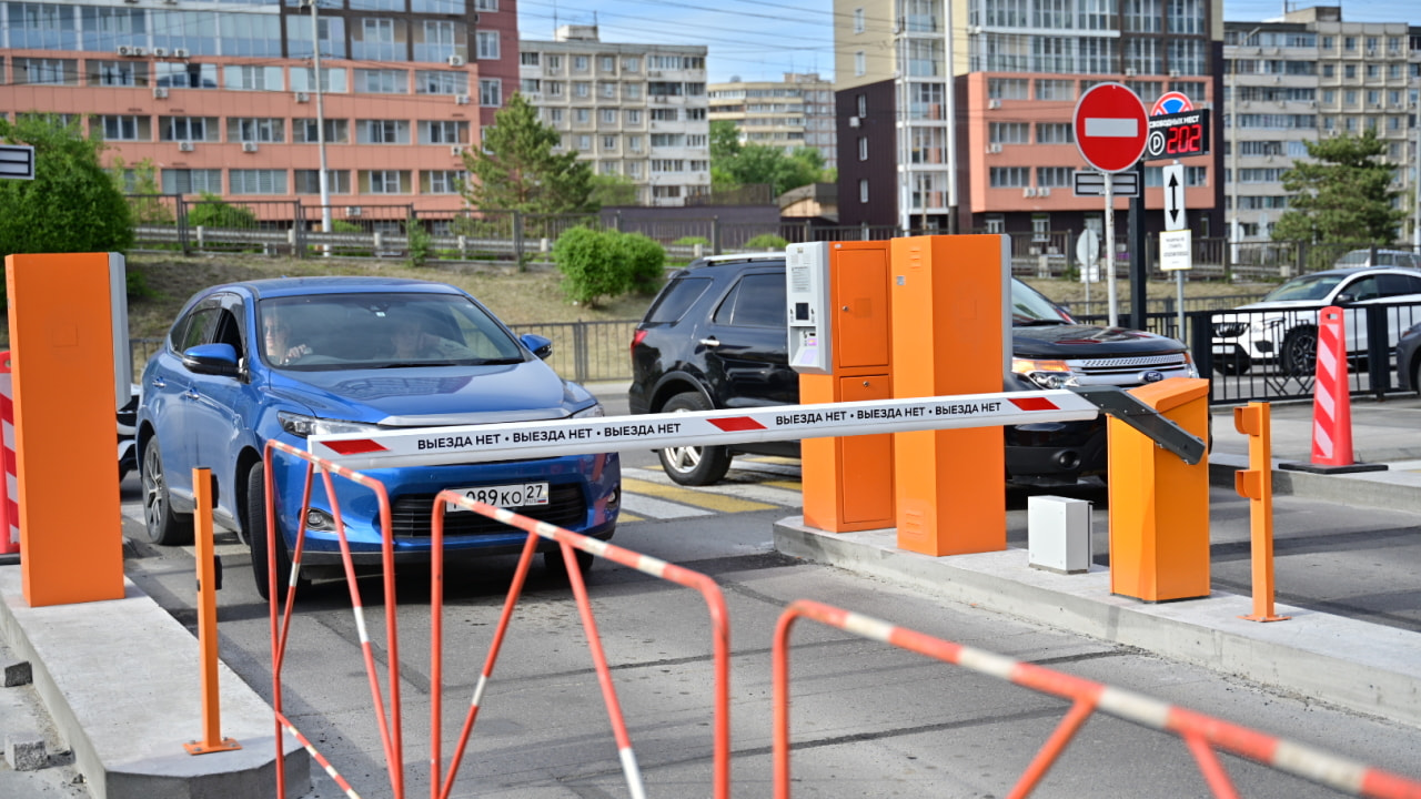 Пробки в час пик: новую платную парковку у ТРК оценили хабаровчане (ПЕРЕКЛИЧКА)