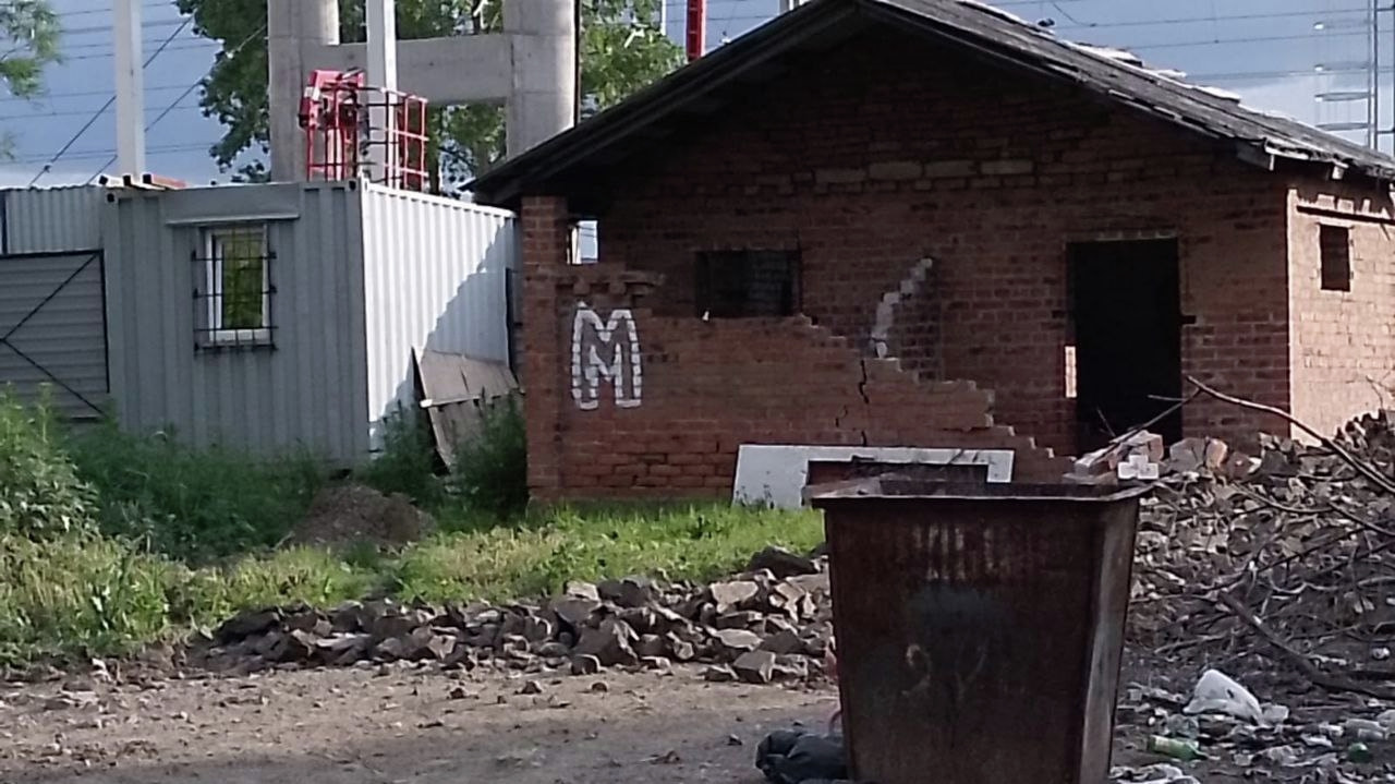 Вместо сноса бараков: уличный туалет начали рушить неизвестные на проспекте